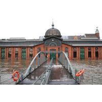 1410_2 Wassertreppe an der Fischauktionshalle zum Fähranleger. | Hochwasser in Hamburg - Sturmflut.